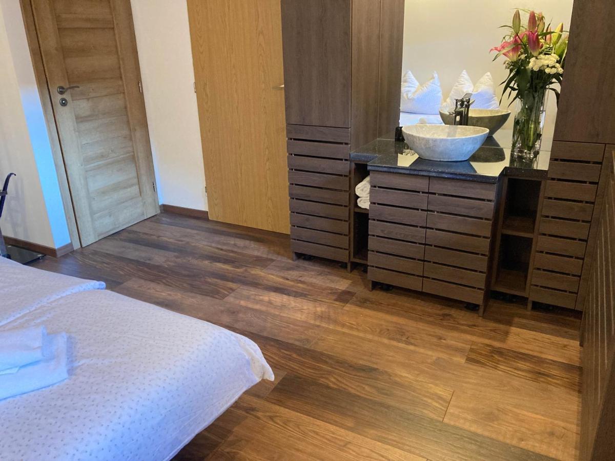 Guesthouse Mikulas Mikulov - Free Parking In The City Center Buitenkant foto