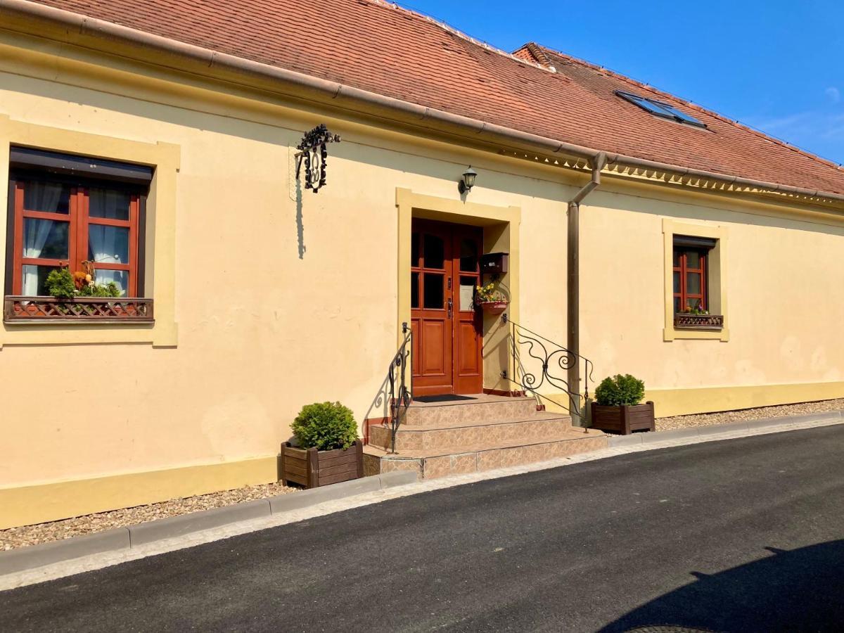 Guesthouse Mikulas Mikulov - Free Parking In The City Center Buitenkant foto