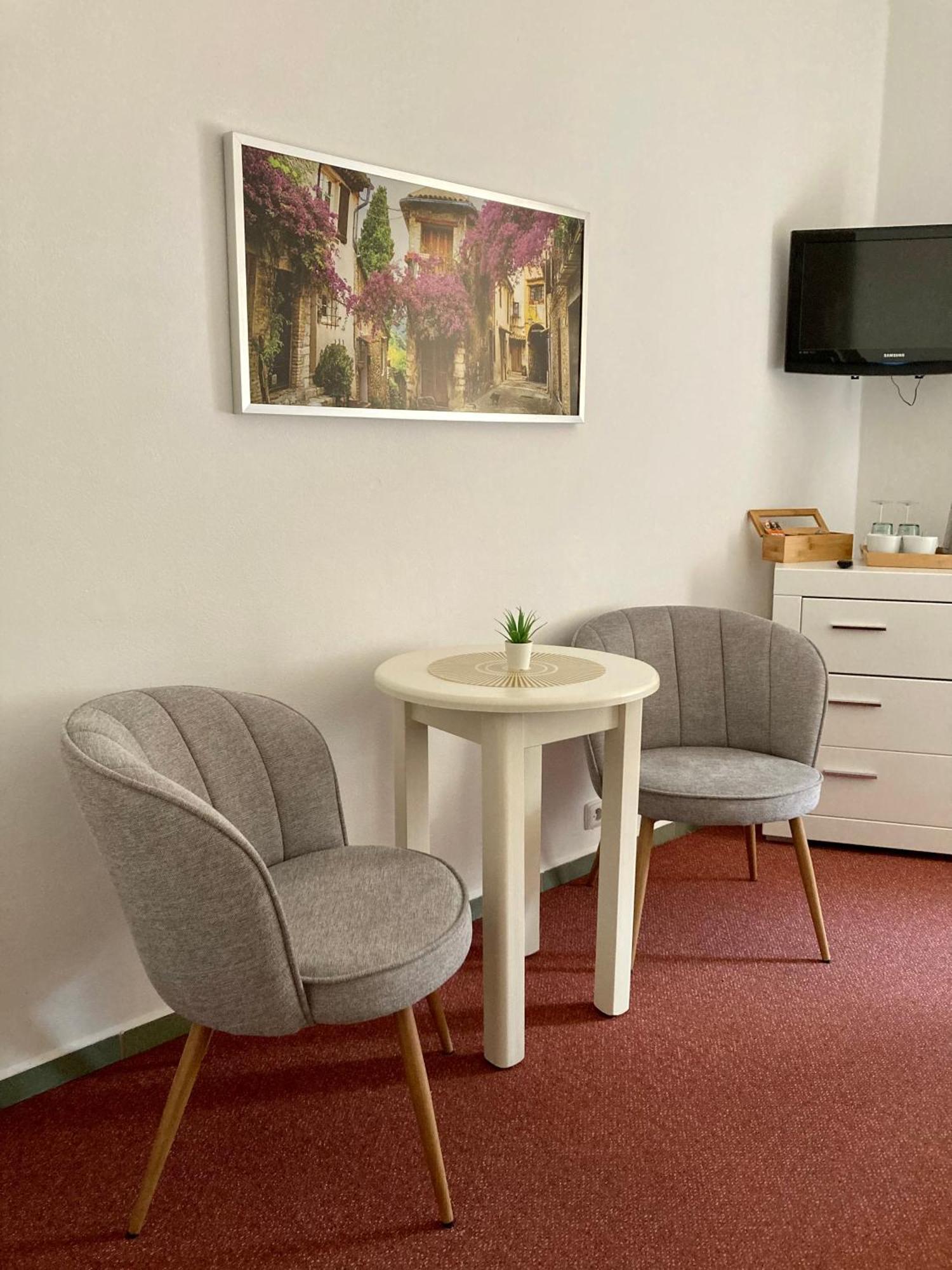 Guesthouse Mikulas Mikulov - Free Parking In The City Center Buitenkant foto