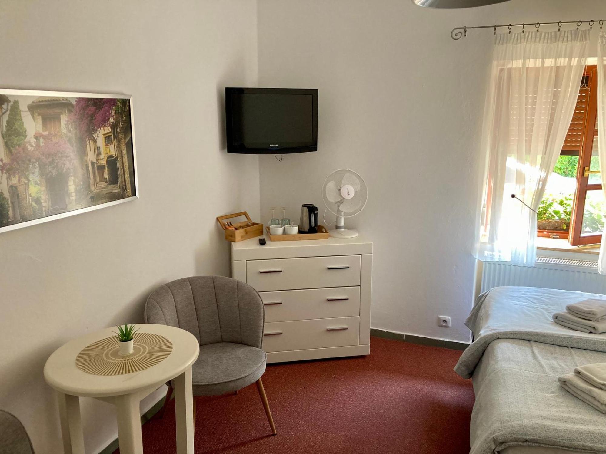 Guesthouse Mikulas Mikulov - Free Parking In The City Center Buitenkant foto