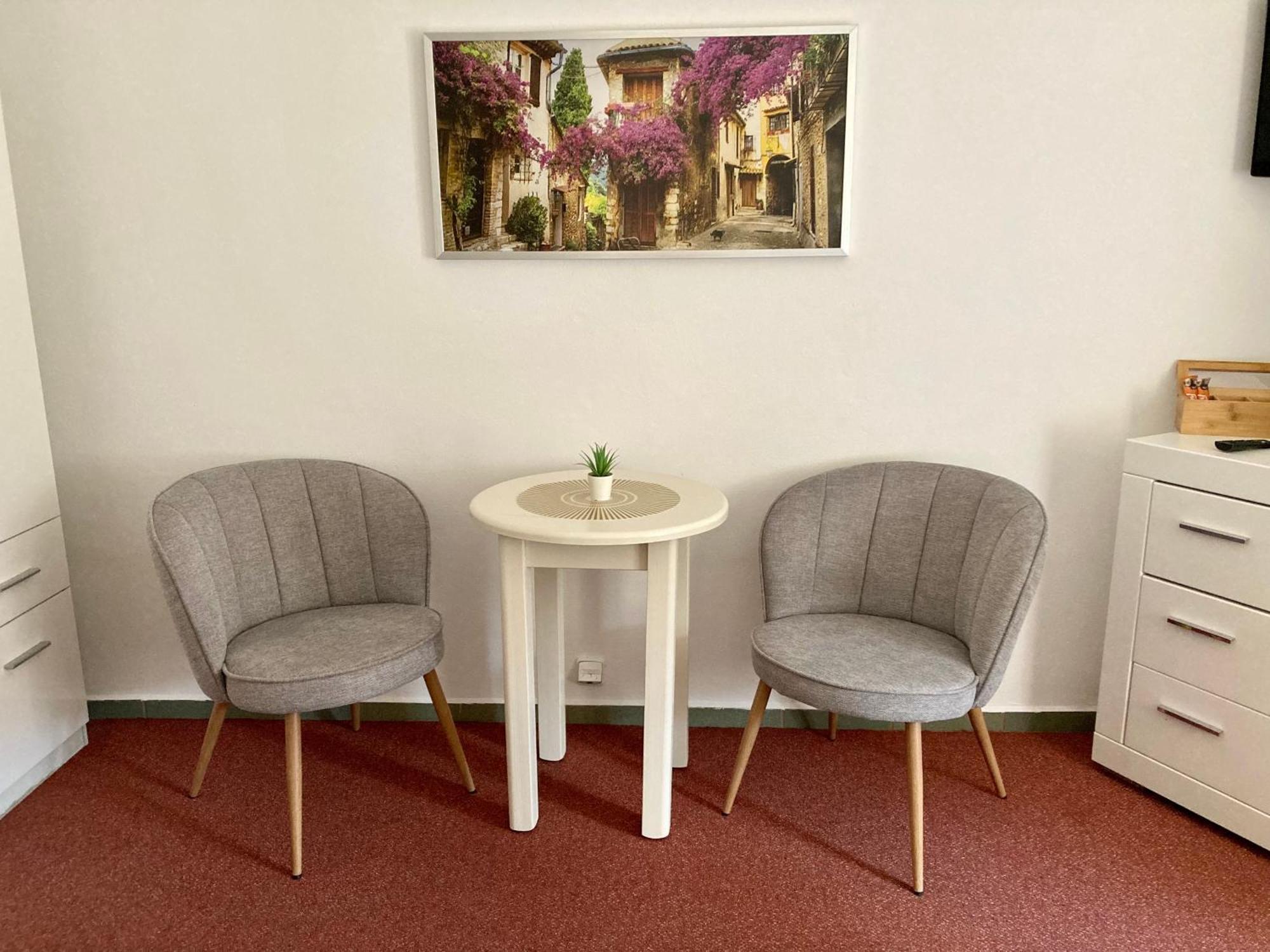 Guesthouse Mikulas Mikulov - Free Parking In The City Center Buitenkant foto