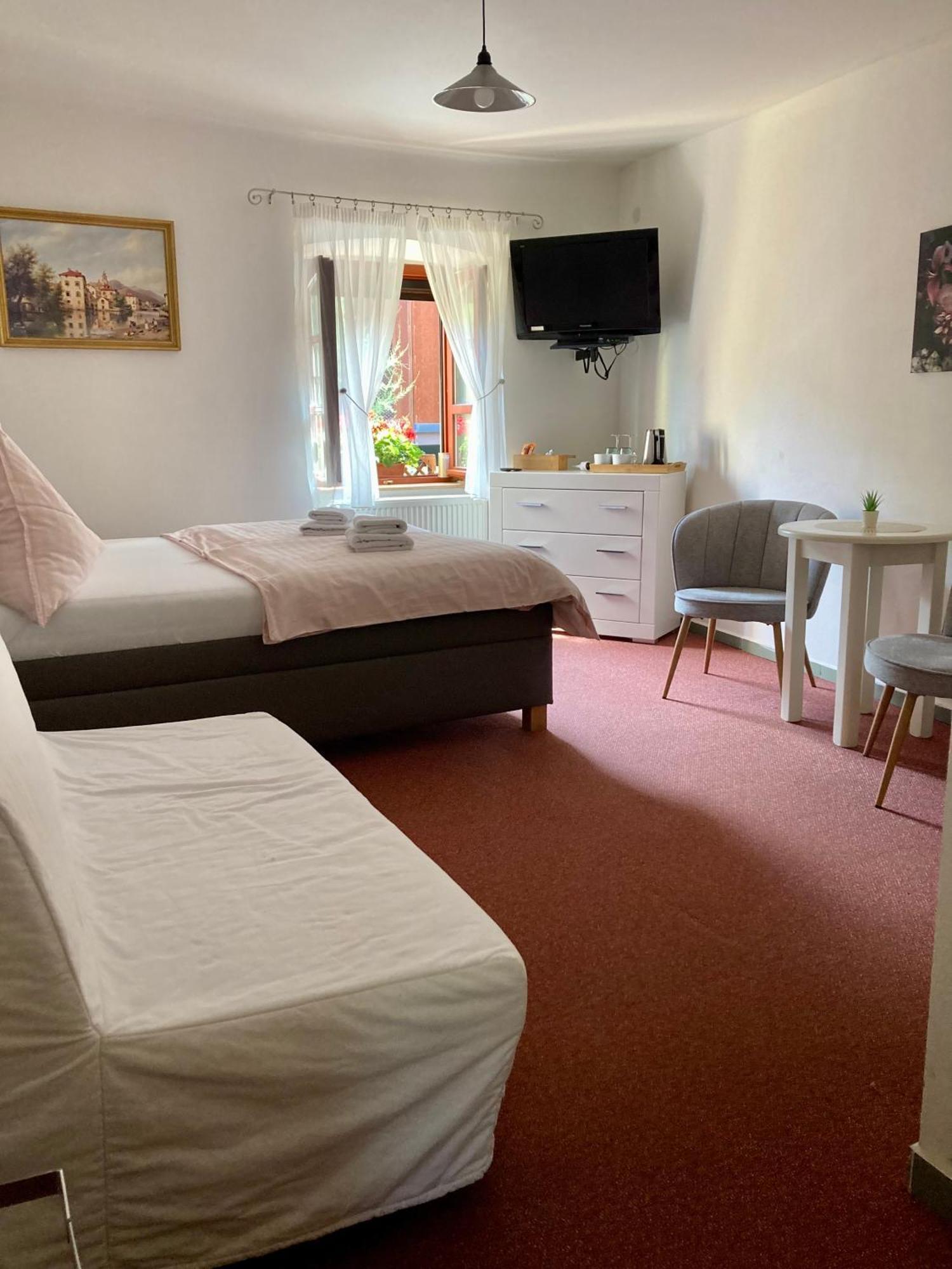 Guesthouse Mikulas Mikulov - Free Parking In The City Center Buitenkant foto